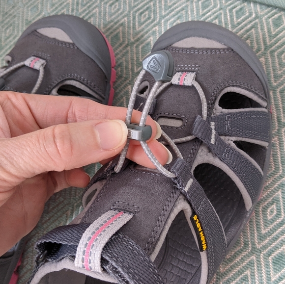 Keen Seacamp Youth Sandals in Gray & Rose - Picture 7 of 11